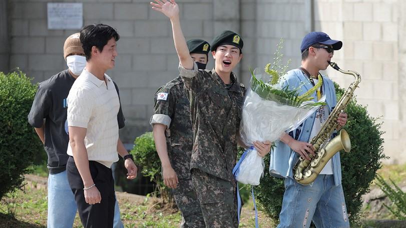 BTS大哥Jin終於退伍！全員告假迎接 隊長薩克斯風熱情伴奏