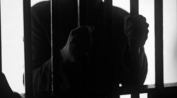 英獄警慘遭囚犯襲擊 爭取配戴電擊槍自保