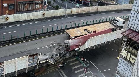 台北忠孝橋拖板車翻「全線封閉」！居民驚：以為地震　現場畫面曝