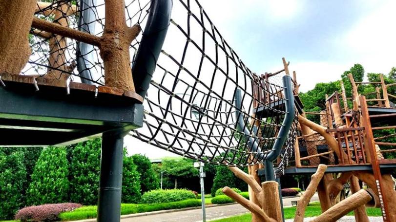 大人小孩玩瘋了！新生公園推出「森林休憩攀爬組」刺激又好玩