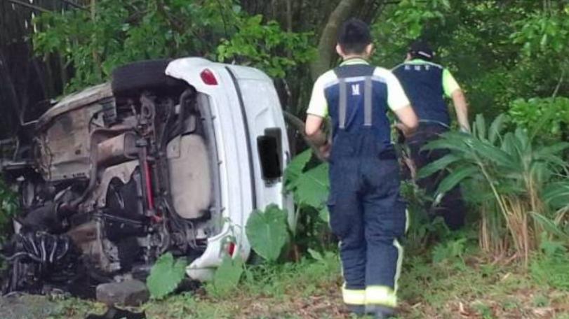 基隆男開車看手機　「車子變飛機」慘狀曝光