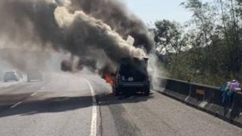 直擊！國道1號火燒車　現場傷亡曝