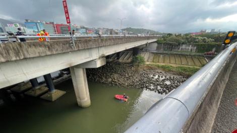 汐五高架嚴重意外！小客車摔落「6層樓高基隆河」駕駛狀況曝光